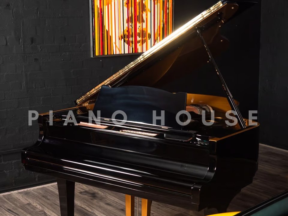 Cận cảnh Yamaha G2 Black & Gold Polyester tại Piano House